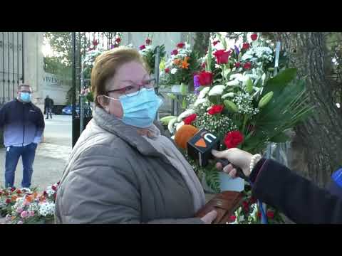 Los puestos de flores del mercadillo agradecen la festividad de Los Santos