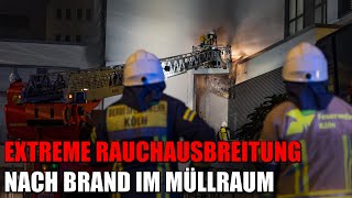 Extreme Rauchausbreitung im gesamten Gebäude nach Müllraum-Brand in Köln | 26.01.2023