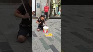 طفل يطبل في شوارع تقسيم A child drums in the streets of Taksim