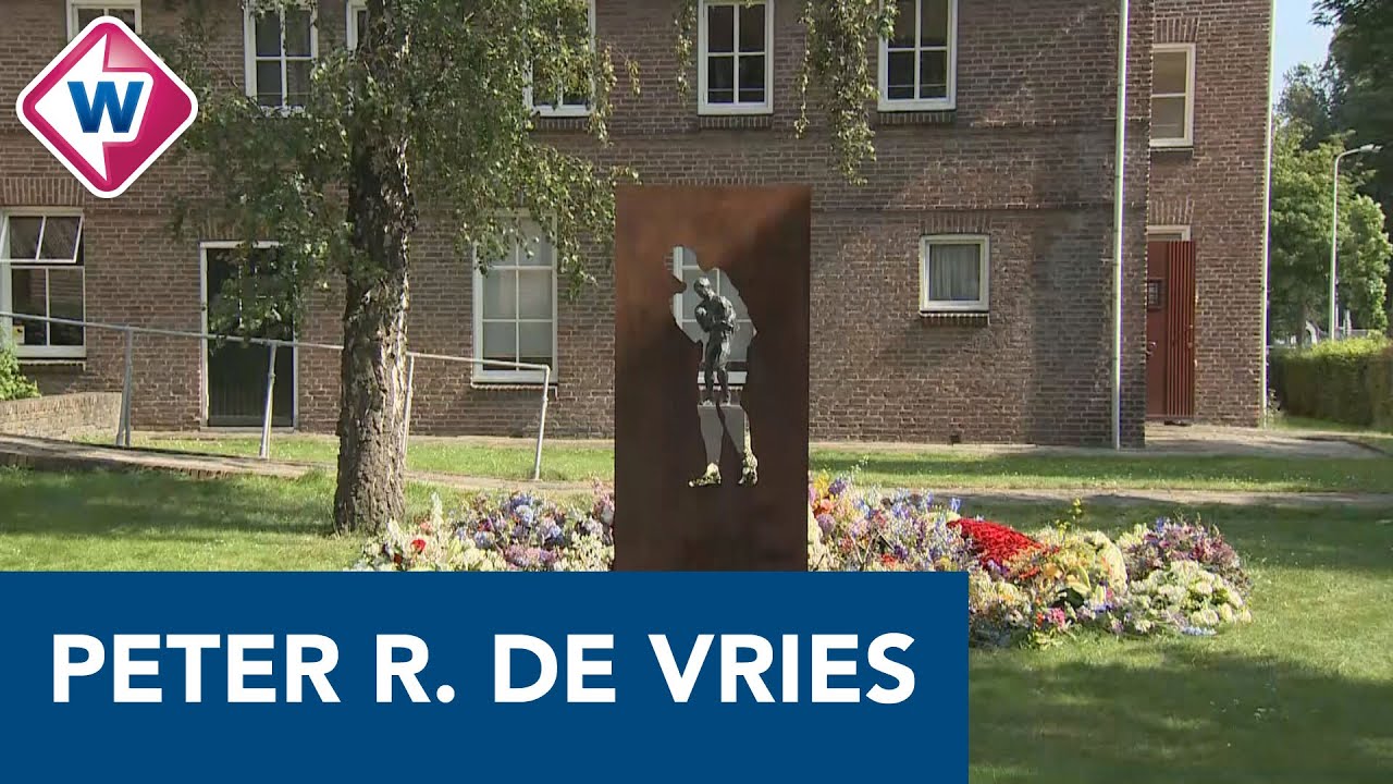 Bloemen uitvaart Peter R. de Vries bij Haags monument omgekomen