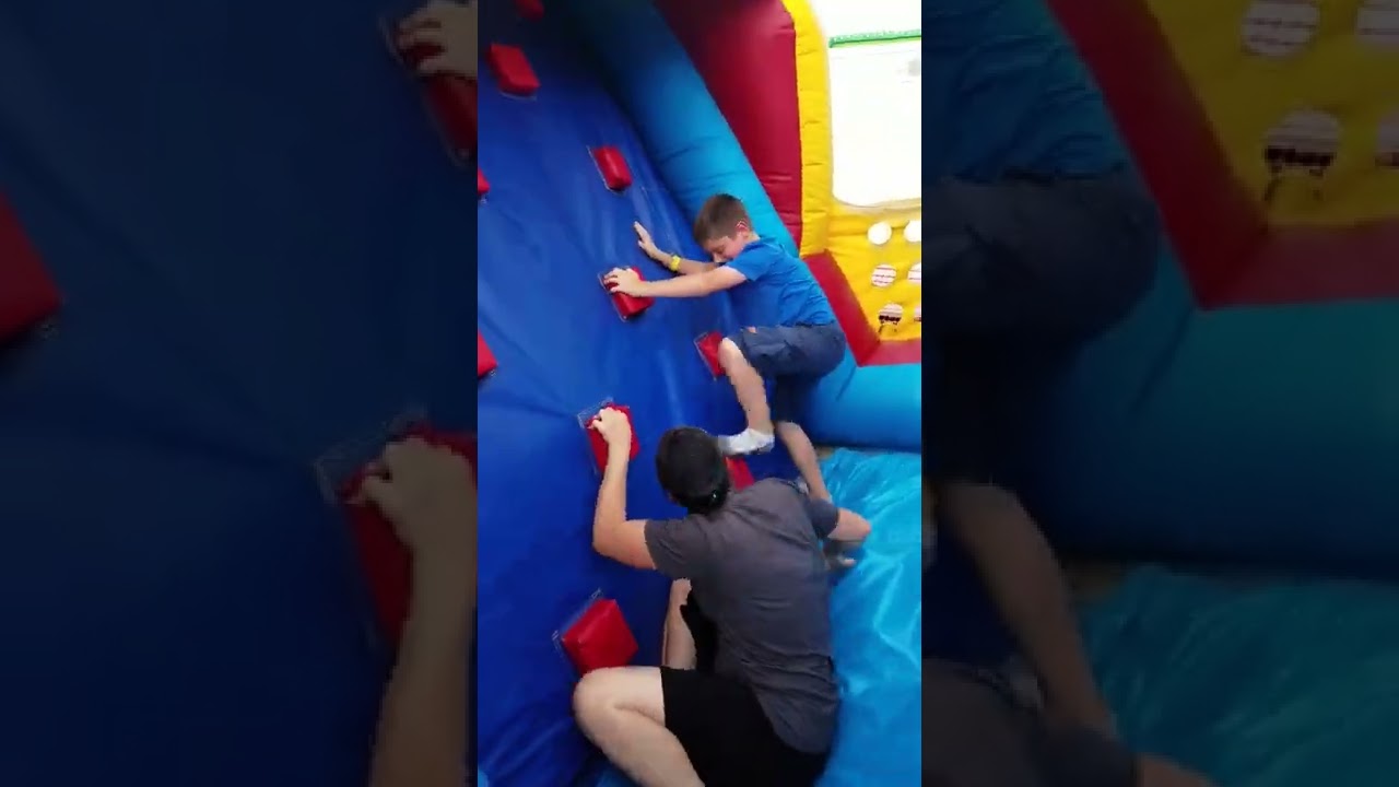 Guarda Mom cheats in bouncy house obsticle race! su YouTube Guarda Mom cheats in bouncy house obsticle race! su YouTube