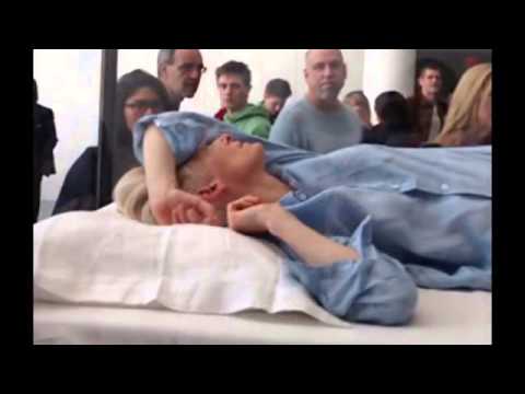 Video: Tilda Swintons Gesichtsmasken: Wunderschön Und Für Einen Guten Zweck
