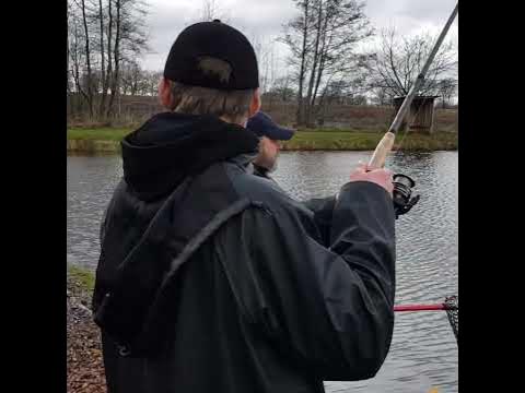 Die AnglerFeedern an der Stör, hier Luca und Andre bei Teich 4 in