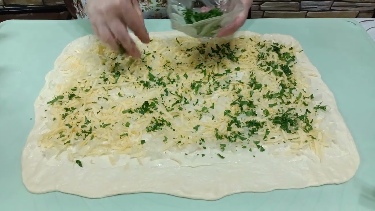 ЛУКОВЫЕ ЛЕПЁШКИ С СЫРОМ. #лепёшки #лук #дрожжевыелепёшки # вкусныелепёшки #вкуснаяеда #рецепт