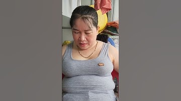 hai người trò chuyện lén lút