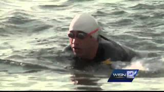 Icy temperatures aren't keeping Lake Michigan Swimmers Club out of water