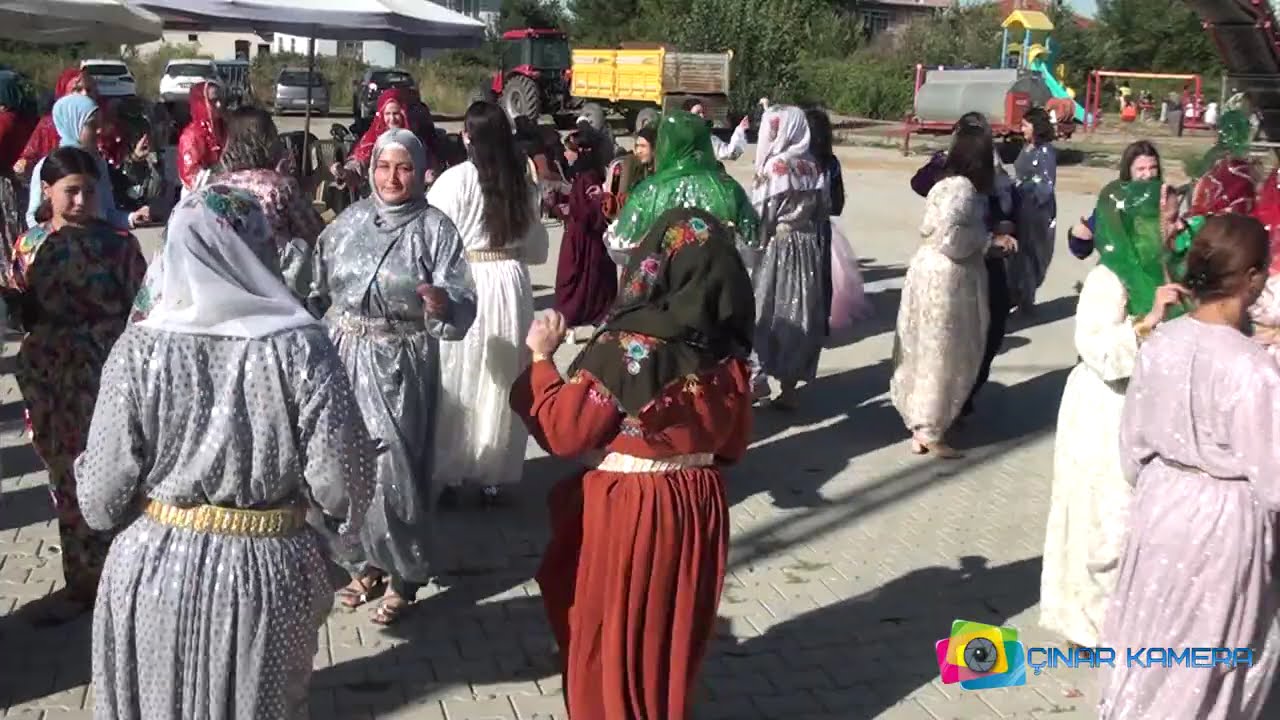 Yöresel kıyafetlerin kullanıldığı Akşehir köy düğünü