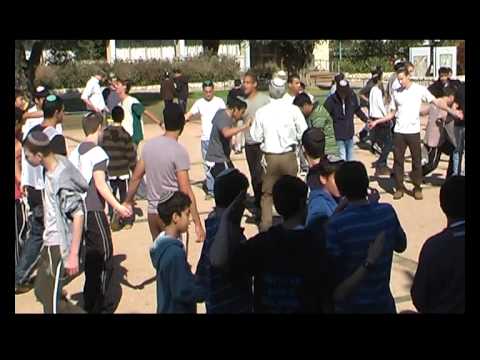 ראש חודש אדר בישיבה Avi 