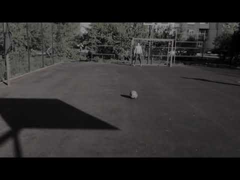 Видео: Kicking the ball