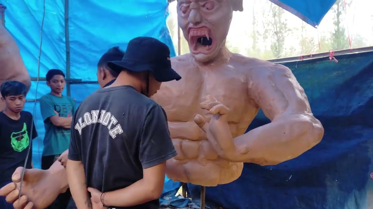 Pembuatan ogoh-ogoh masyarakat Hindu Tengger Tosari