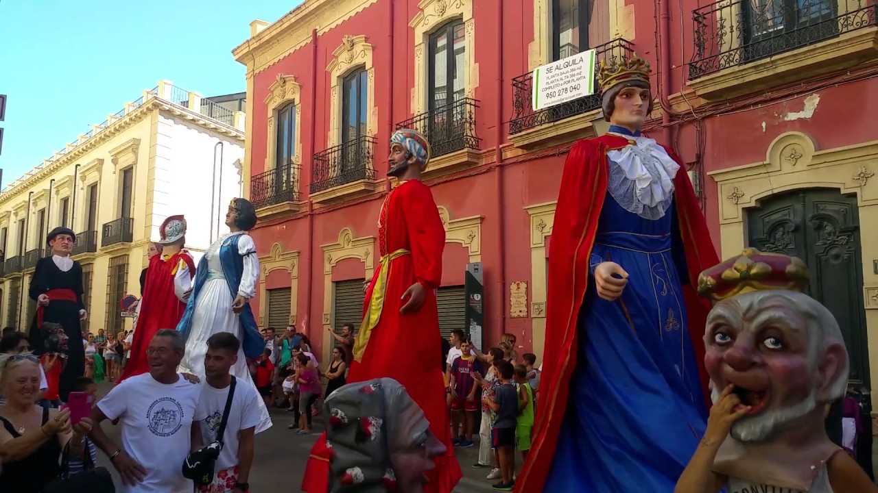 BAILE DE LOS GIGANTES AL FINALIZAR LA DIANA.FERIA DE ALMERIA 2016