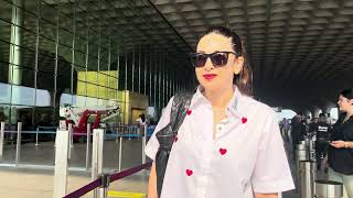 Karishma Kapoor Snapped at Airport Departure | Bollywood News