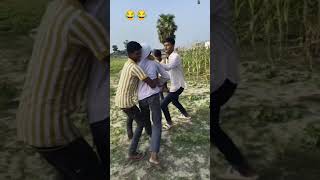 Wo bhai hag raha tha aur woh ladka video kar liya bechara ka aur us bechare ko mara bhi ,pleas like