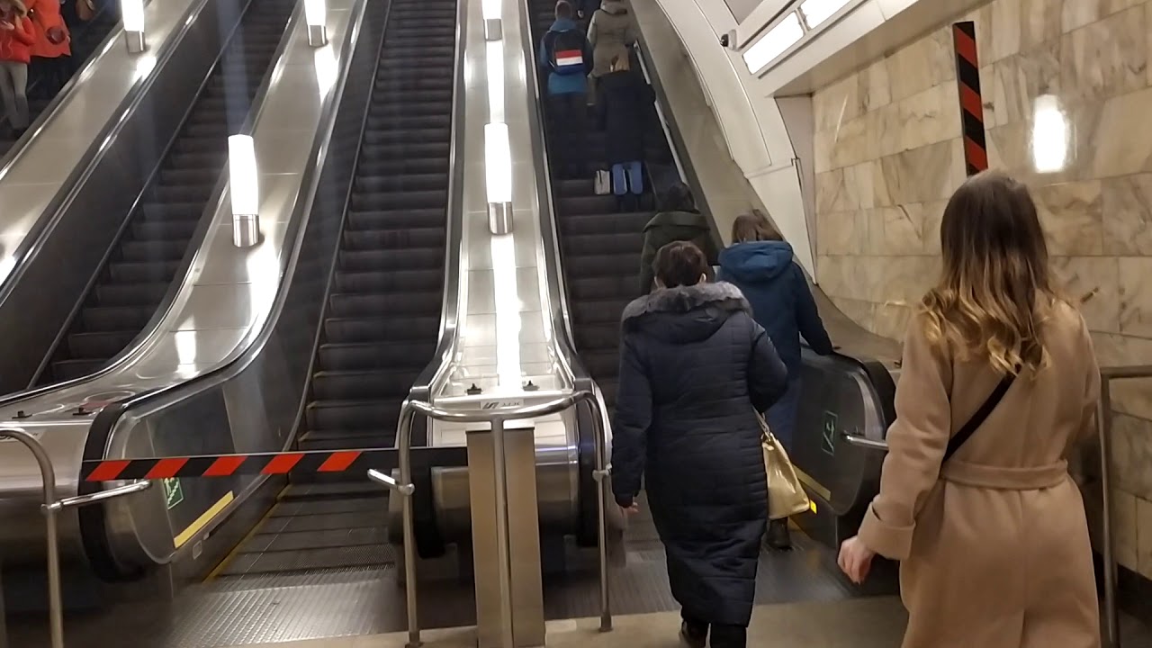 Эскалатор в метро спб. Адмиралтейская станция метро эскалатор. Станция Адмиралтейская Питер эскалатор. Метро Питер Адмиралтейская эскалатор. Метро Адмиралтейская траволатор.