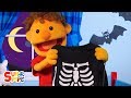 This is the way we trick or treat  featuring the super simple puppets