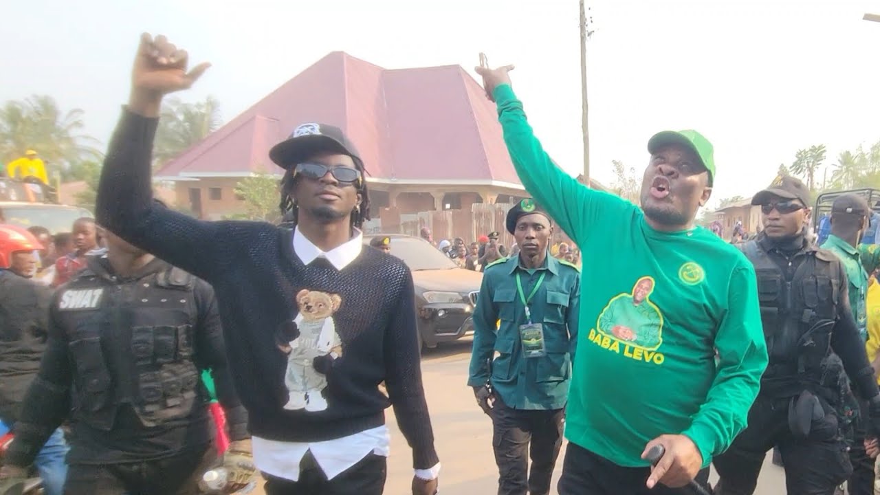 UTASHANGAA D VOICE ALIVYOSHUKA KWENYE GARI NA KUTEMBEA KWA MIGUU NA BABA LEVO KIGOMA MJINI