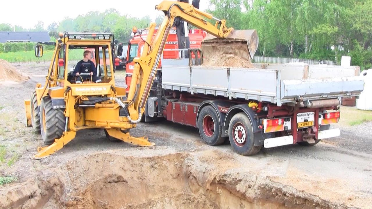 Loading Mercedes Axor 2543 With An Hydrema 806 Backhoe