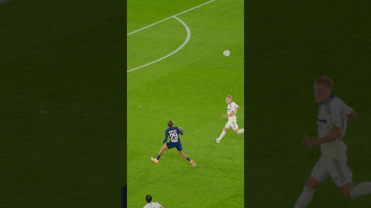 Silky touch. Smooth control. 🧲 #PSG #Ligue1 #Barcola