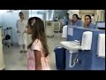 Chica canta en la Unidad de Cuidados Intensivos, dejando a las enfermeras emocionado.