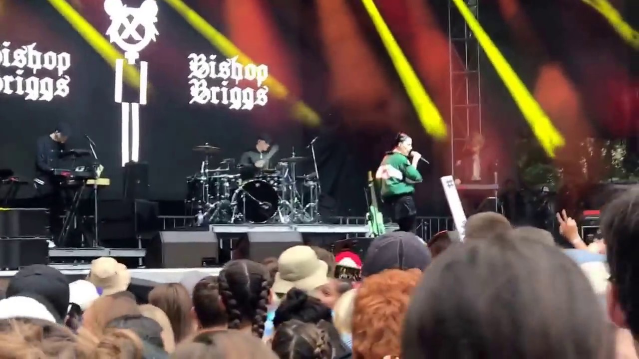 Bishop Briggs sings "Hallowed Ground" at Lollapalooza Chicago 2017