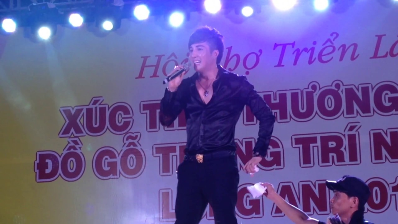 Fan hâm mộ xếp hàng hôn Lâm Chấn Khang cực dễ thương và hóm hỉnh