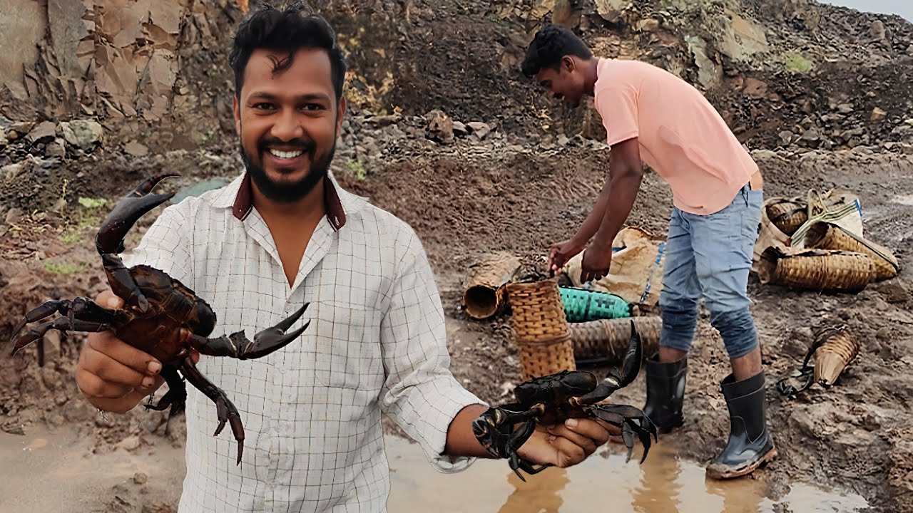 जबरदस्त,ss 😳 वसंतसोबत पिंजऱ्यामध्ये पकडले खूपच मोठमोठे चिंबोरे खेकडे 🦀🦀. Traditional Crab traps.