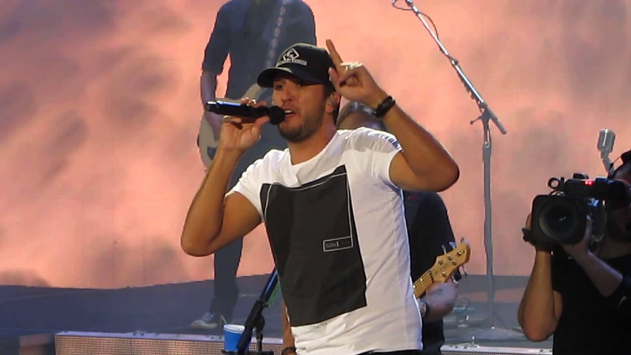 Luke Bryan 'Kick the Dust Up' LIVE in CA  10-17-15
