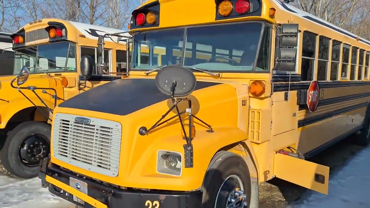 Заводим с помощью пускового устройства автобус № 23 и болтаем о всякой ерунде.