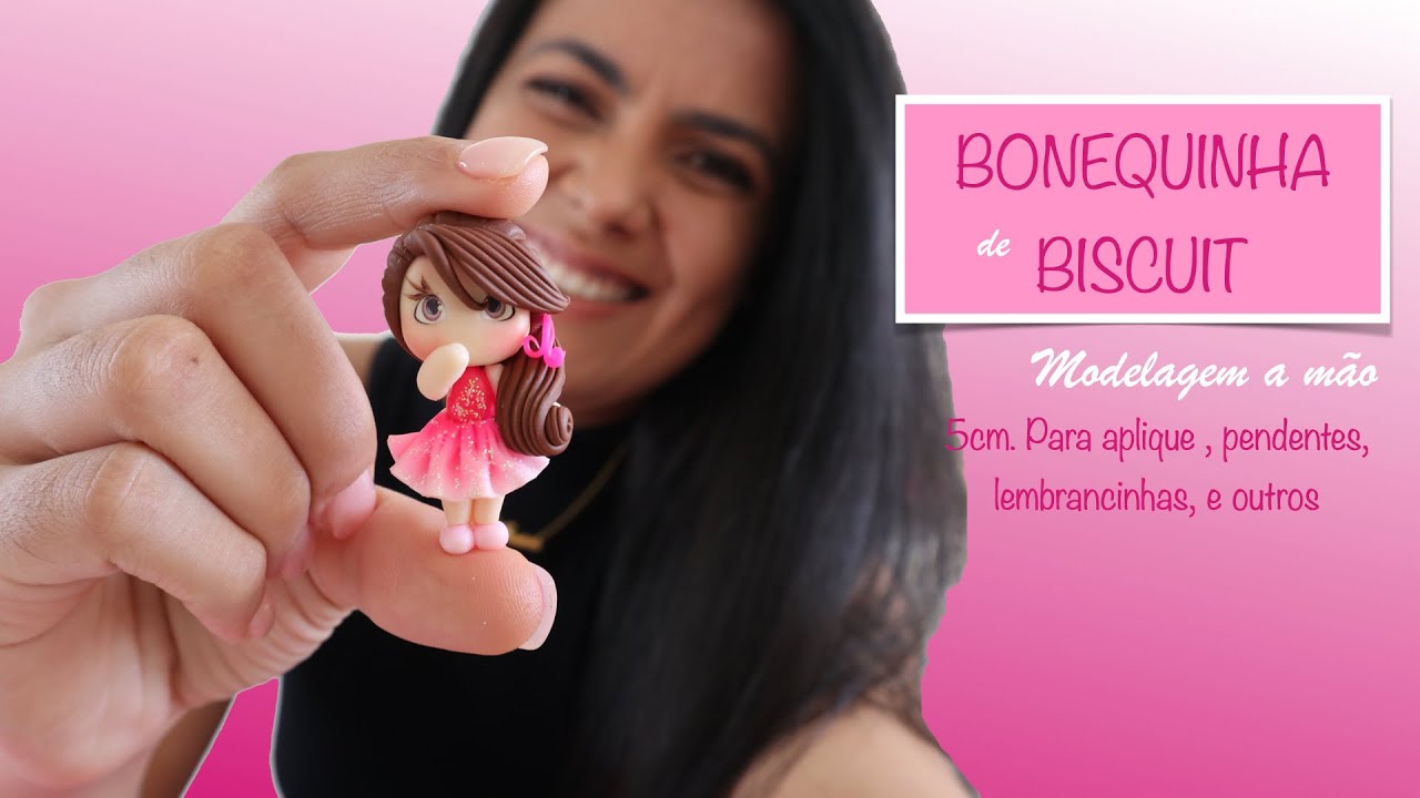 Bonequinha de biscuit para aplique, modelada a mão.