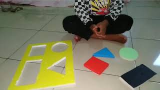 Botol Berwarna Dan Puzzle Geometri
