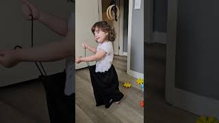 [2025] bebê Amália aprontando com a bermuda do pai #bebê