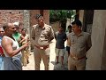 उपनिरीक्षक पंकज पांडेय मुन्नीलाल मौर्या के गांव पर हिंसा को बढ़ाते हुए देखे गए।