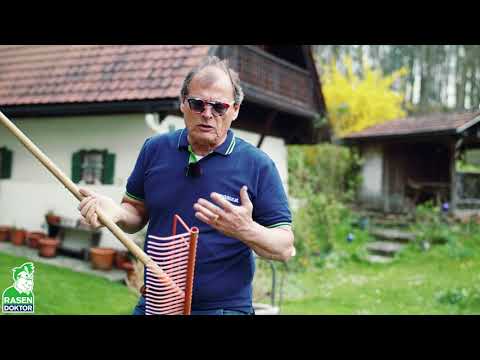 Video: Verwendung von Gartenrechen - Wie man einen Bogenrechen in der Landschaft verwendet