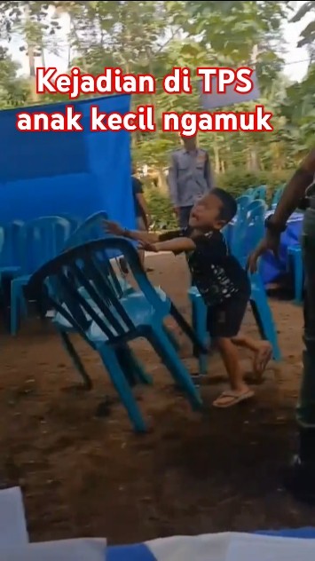 Detik detik anak kecil ngamuk di TPS #pemiluserentak2024 #pemilihanserentak2024  #pemilu2024