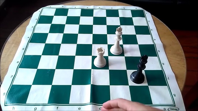 Essa peça retrata um tabuleiro de xadrez em que a peça cavalo está
