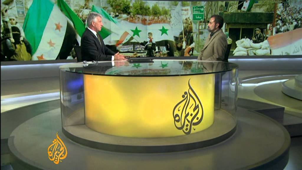 Член Сирийского национального совета общается с AJE