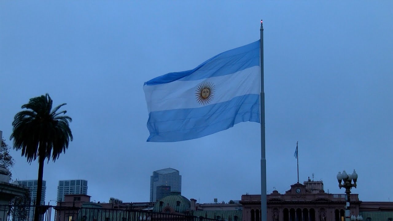 Izan en la Plaza de Mayo la bandera nacional más grande del país