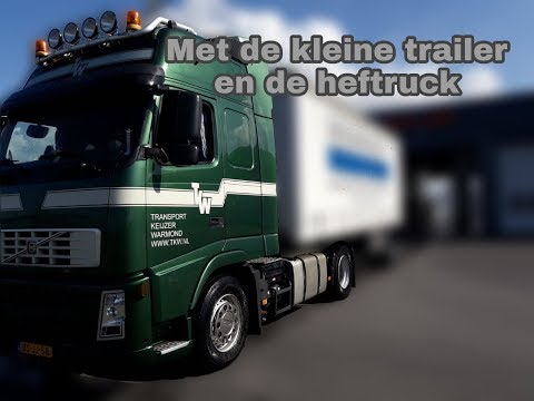 Met de kleine trailer en de heftruck