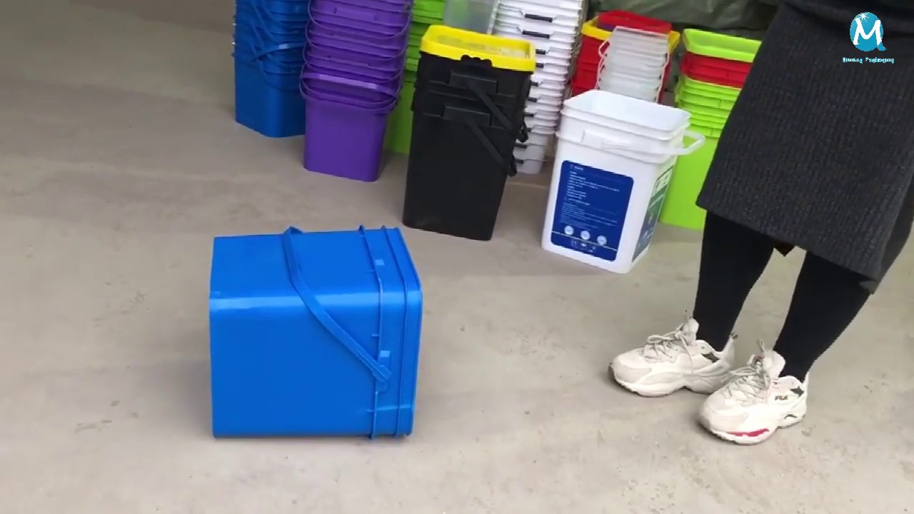 How to choose a solid plastic square buckets pails with lids and handle?