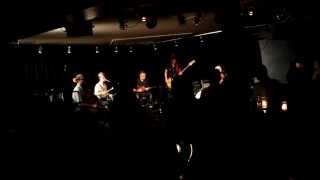 Under Byen "Det er mig der holder træerne sammen" live, Odense 2014