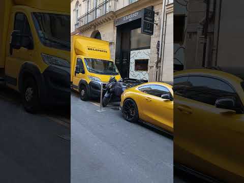 Mercedes AMG jaune raccord avec le camion de déménagement
