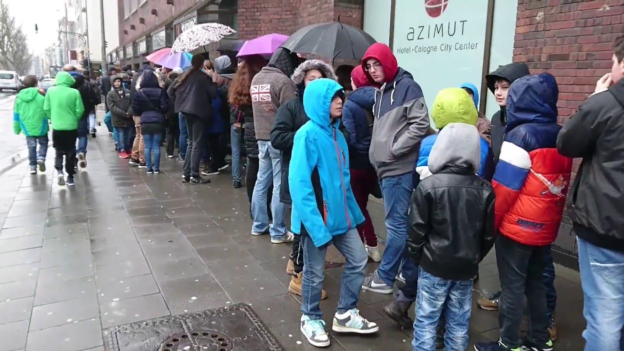 Domtendo, lookslikeLink und HoneyballLP: Autogrammstunde in Köln