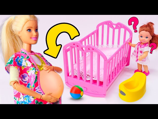 Aiutiamo la mamma Barbie a comprare tutto per il neonato! Video con Barbie  incinta in italiano 