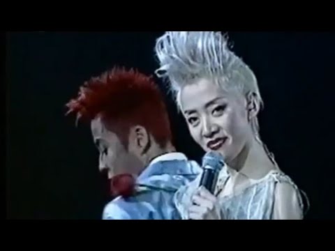 2002 梅艷芳極夢幻演唱會新加坡站機場訪問 (Anita Mui)