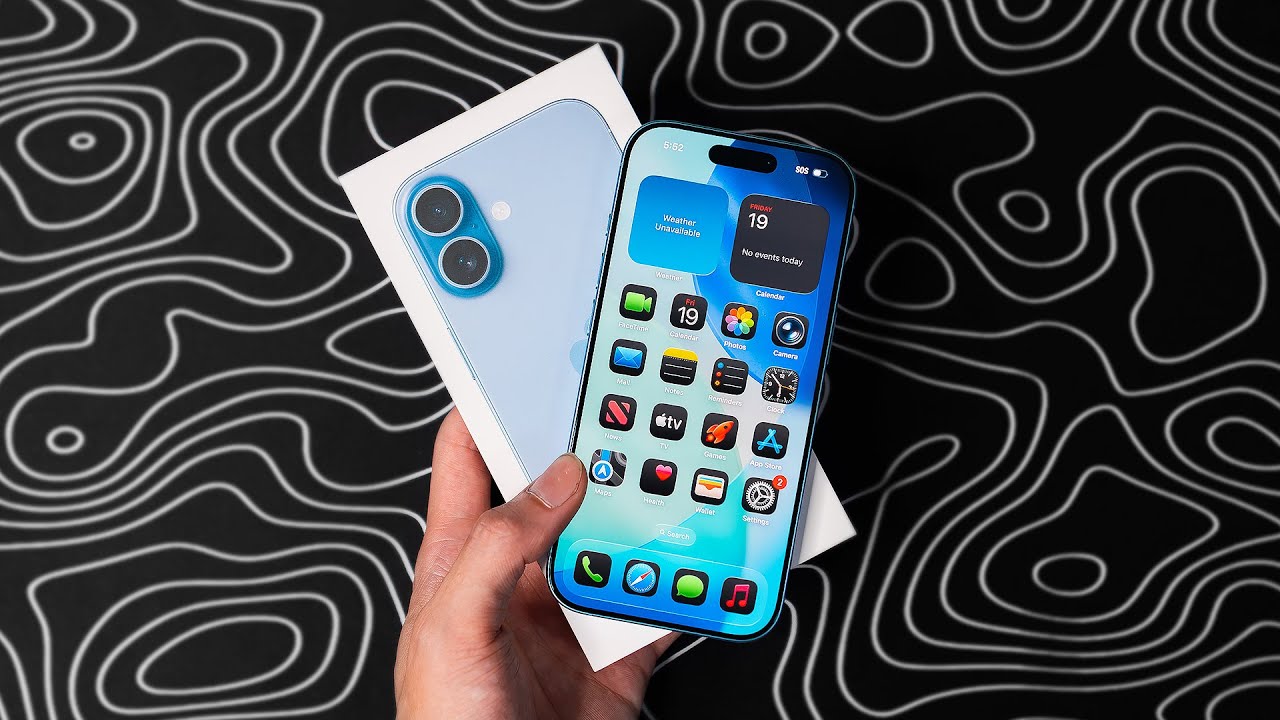 Распаковка базовой версии iPhone 17 за $799 и первые впечатления!