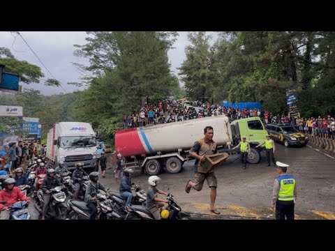 Bikin Sesak Nafas, Drama Terburuk Truk Terjebak Total 25 Menit di Tikungan Viral Sitinjau Lauik