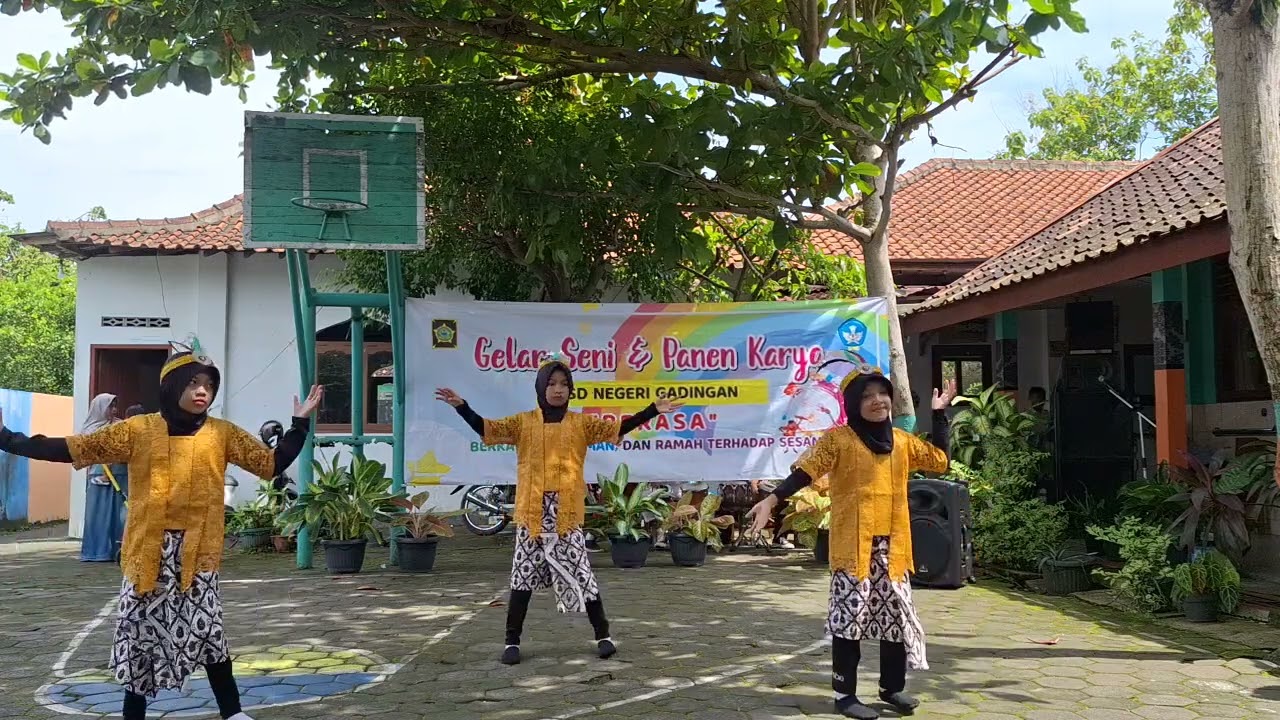 TARI WONDERLAND KELAS 3