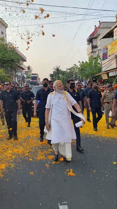 PM Modi's road show gets resounding cheers and excitement in Kochi! | PM Modi Road Show