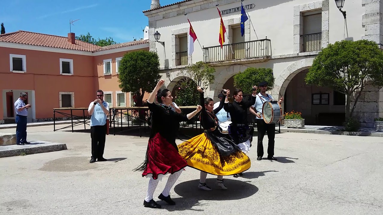 Gajanejos 2018: Ana, Miriam y Vero le bailan una jota a San Antonio