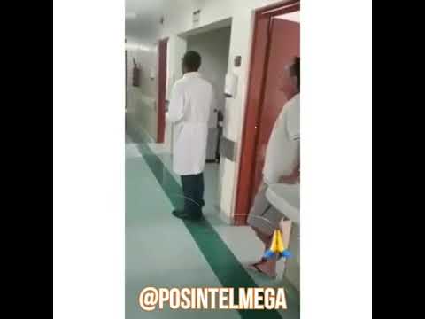 Médico cantando em
